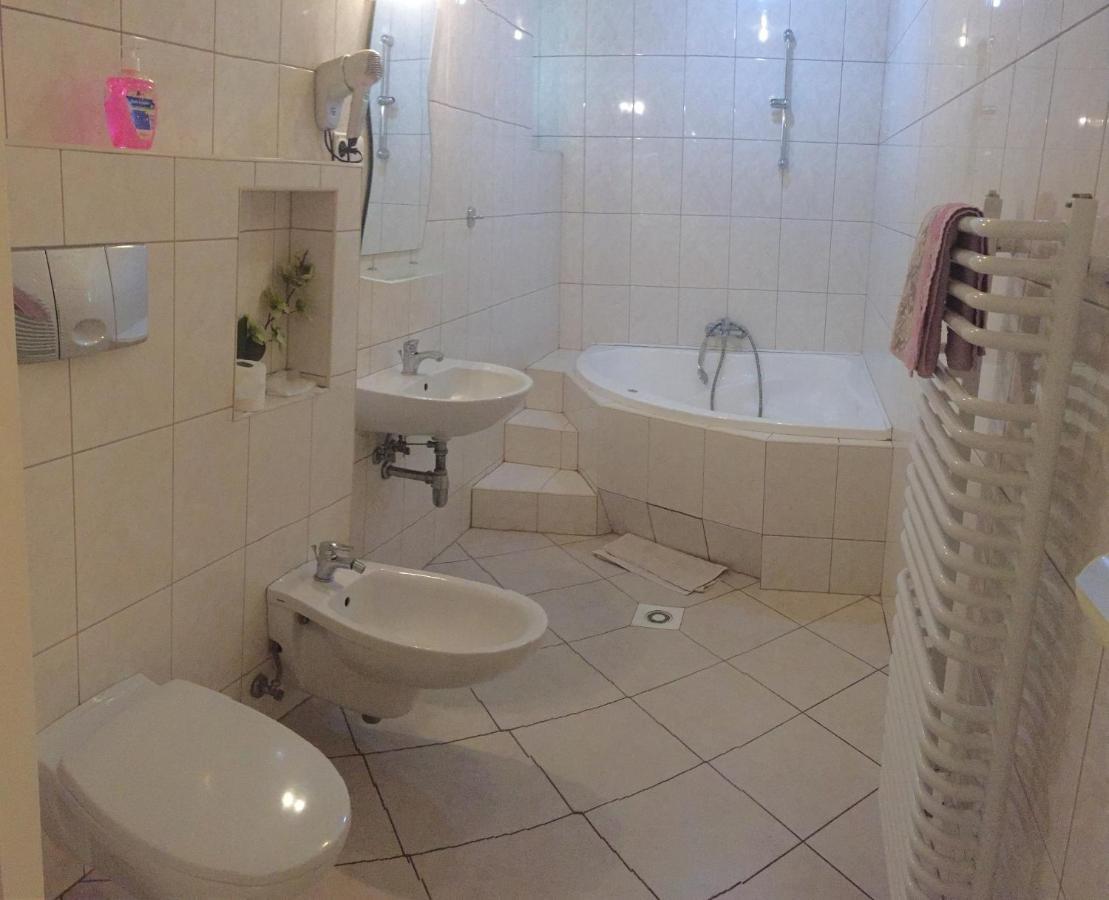 Pensjonat Przy Bloniach Krakau Exterior foto